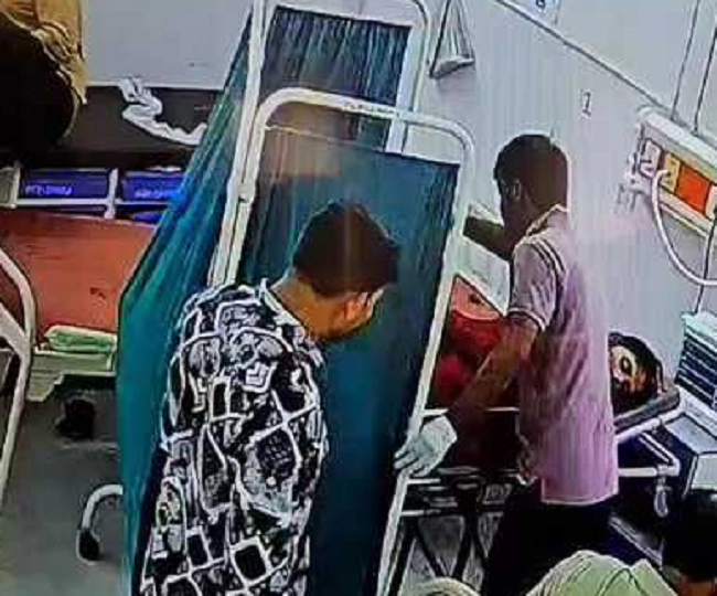 ward boy took out gold earrings of dead woman