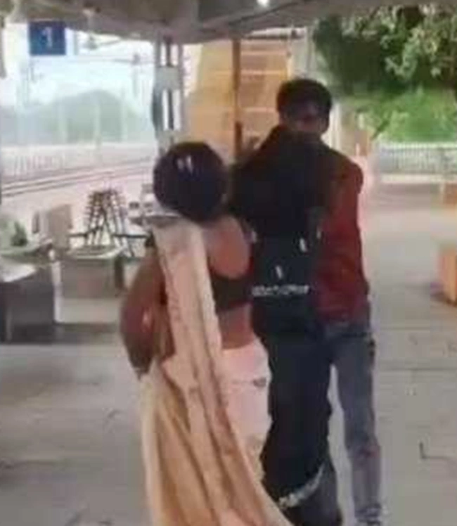 Wife started beating husband on road