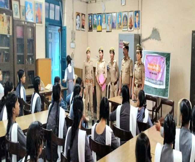 police team informed girl students about these helpline numbers-