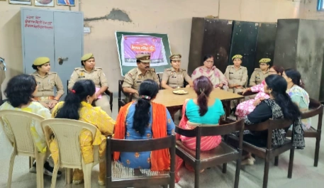 police team informed girl students about these helpline numbers-
