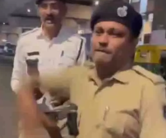 Traffic policeman slaps woman on road