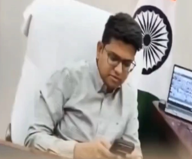 DM Siddharth Nagar viral video
