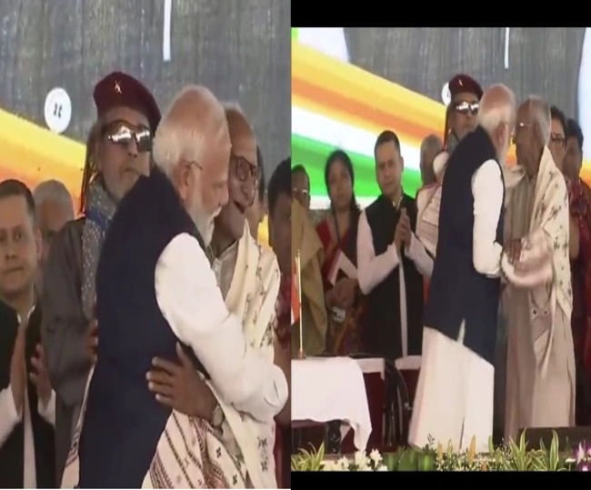 Narendra Modi touched  Makhanlal's Feet