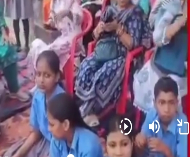 90 year old school Narahi Hazratganj was suddenly locked Children sat on strike along with teachers